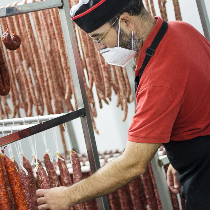Elaboramos nuestros productos de manera artesanal, consiguiendo el mejor sabor en preparados cárnicos tradicionales.