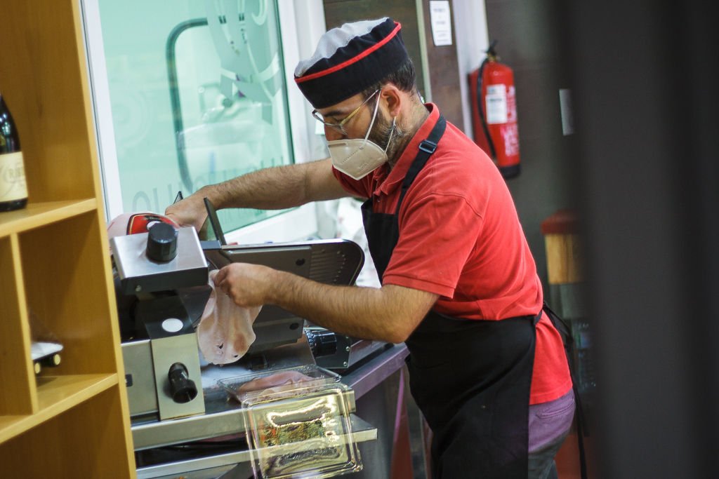 ELABORACIÓN PROPIA La mejor calidad de carnes y preparados cárnicos de elaboración propia. En Carniceria Online Loli llevamos más de 40 años sirviendo carnes y embutidos de calidad en Murcia.